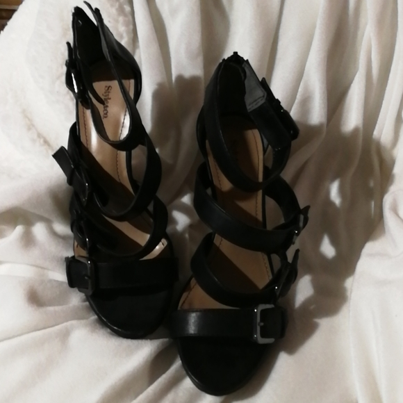 Sandals - Picture 1 of 5